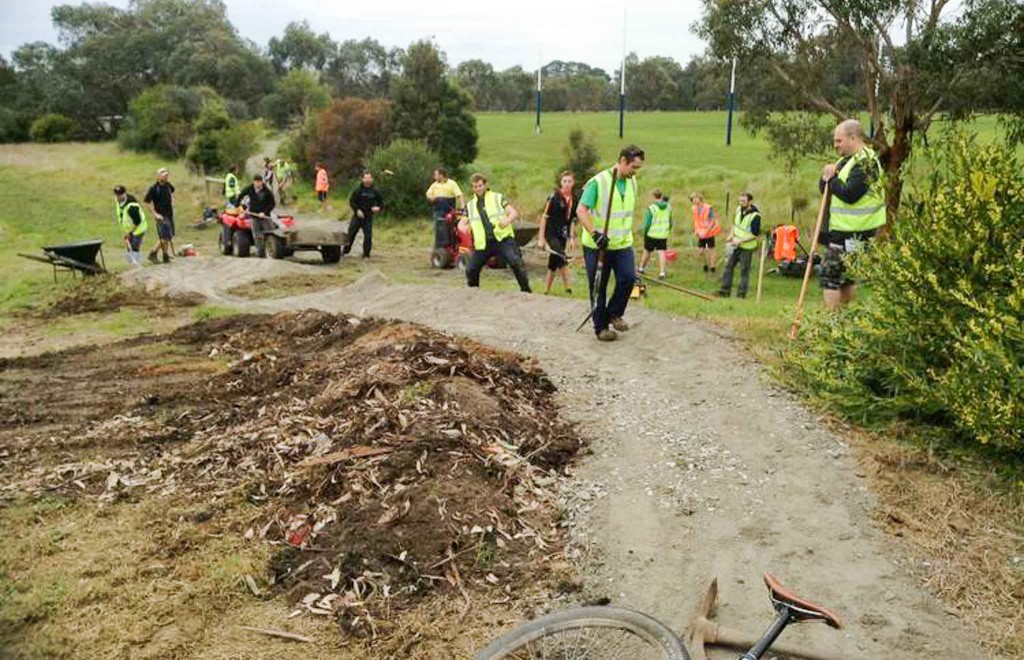 Building-of-the-Dromana-College-Track-by-volunteers-RHR